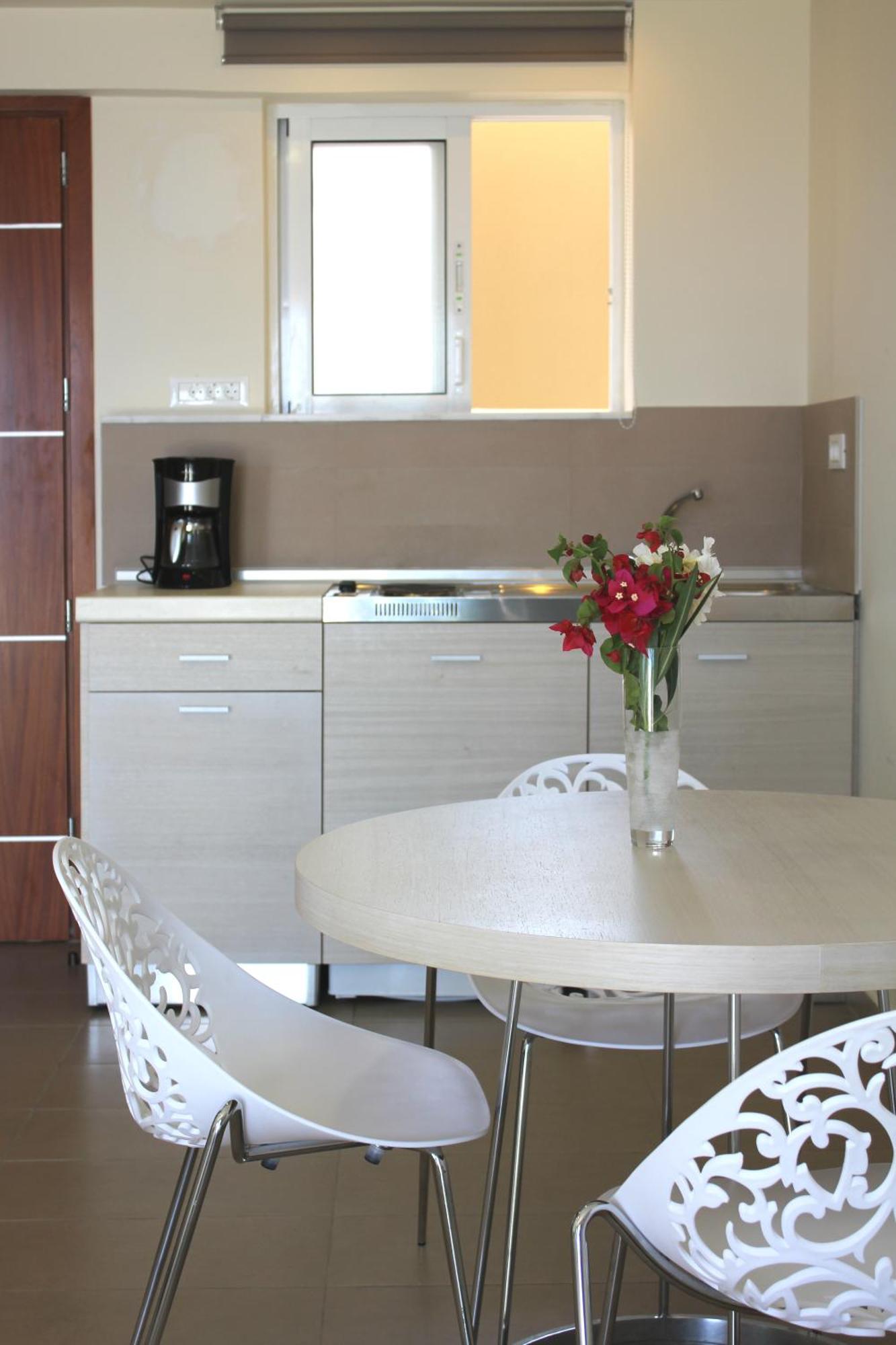 Sea Melody Beach Hotel Apartments 이알리소스 외부 사진