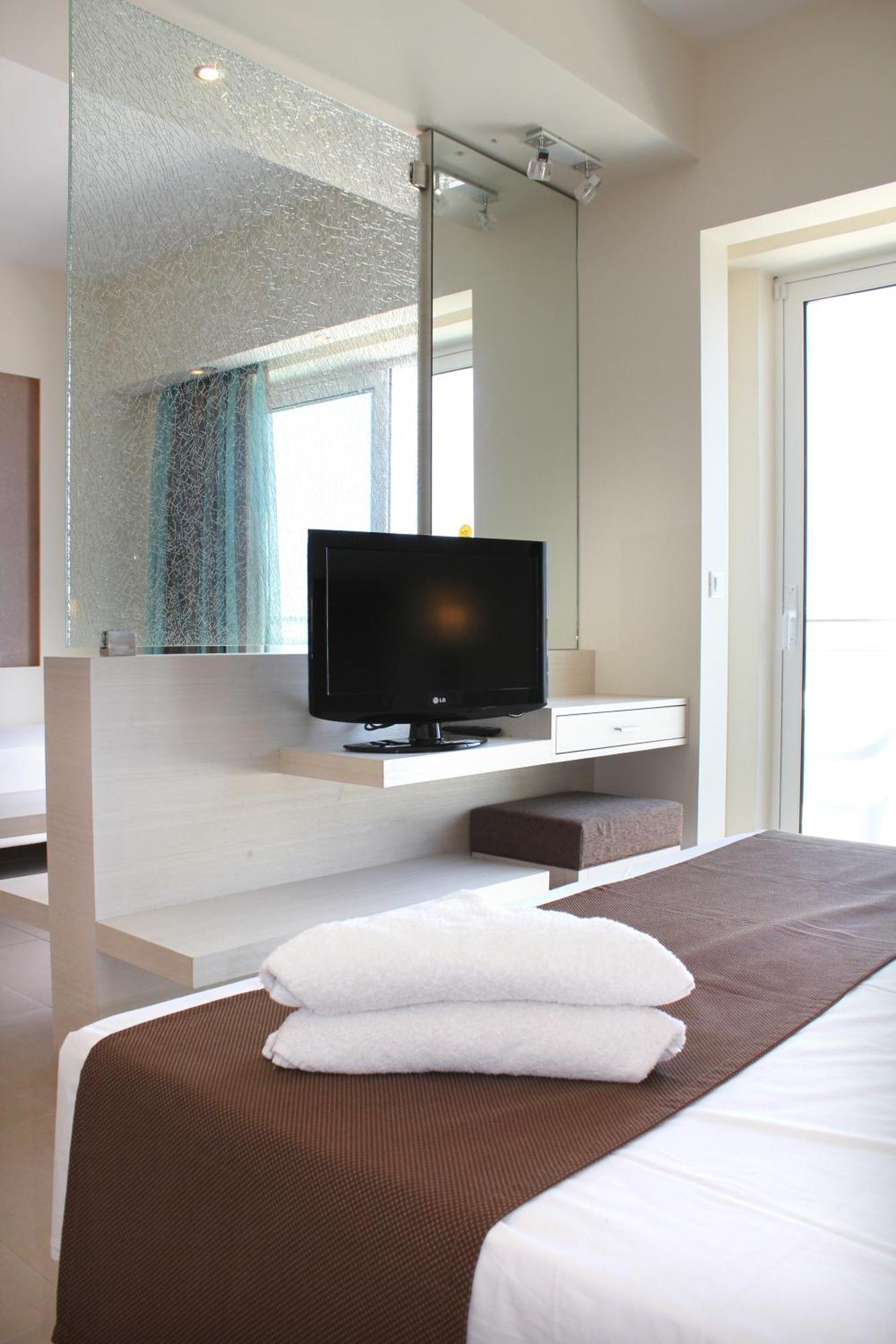 Sea Melody Beach Hotel Apartments 이알리소스 외부 사진